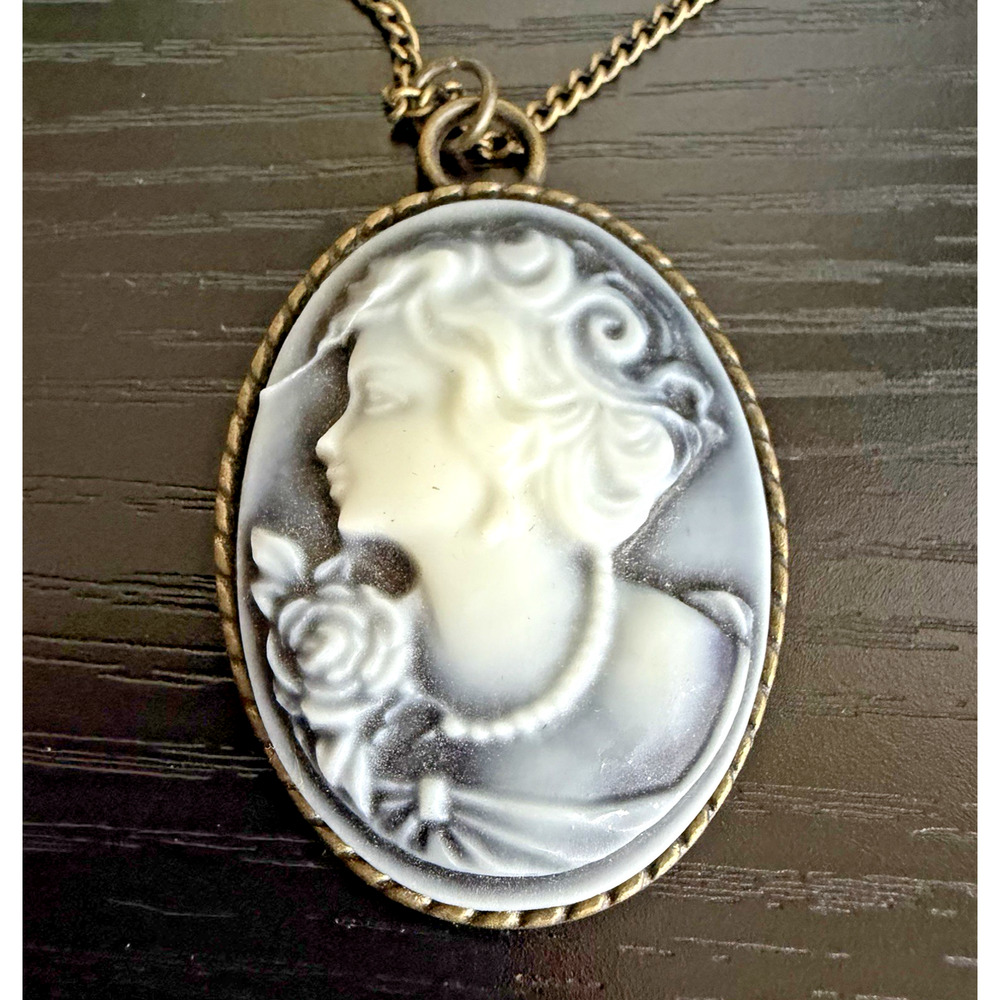 Vintage Black White Cameo Necklace Lady Rose Oval Pendant Gold Tone 20” - Picture 3 of 9